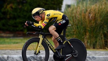 El ciclista esloveno Primoz Roglic compite durante la crono inaugural de la Tirreno-Adriático.