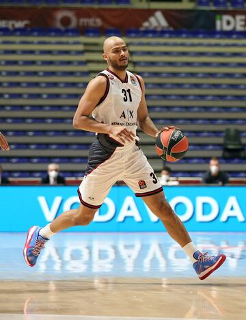 El estadounidense (con pasaporte dan¨¦s) aterriz¨® en Mil¨¢n este verano procedente del Baskonia, pero sus n¨²meros se han incrementado en su primer a?o en el equipo italiano y ha sido uno de los art¨ªfices del regreso del Armani Mil¨¢n a los playoffs (los ¨²ltimos que disput¨® el conjunto italiano fueron en la temporada 2013-14). Shields ha sido el m¨¢s valorado del Mil¨¢n y su segundo m¨¢ximo anotador (por detr¨¢s de Kevin Punter, que tambi¨¦n ha firmado una excelente temporada). Adem¨¢s, ha mejorado mucho en su lanzamiento exterior. Y eso sin olvidar su sello de identidad: la defensa y el rebote.