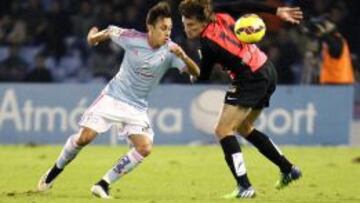El jugador chileno del Celta Orellana pugna por el balón con el argentino Dubarbier, del Almería, durante el partido de Liga en Primera División que están disputando esta noche en el estadio de Balaídos, en Vigo.