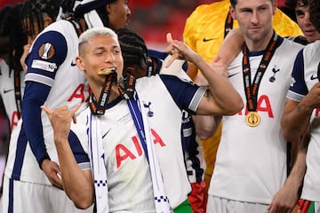 Los jugadores del Tottenham desataron la euforia tras conquistar la Europa League en una noche mágica en San Mamés. Abrazos, cánticos y emoción pura sobre el césped que fue testigo de su gesta histórica.