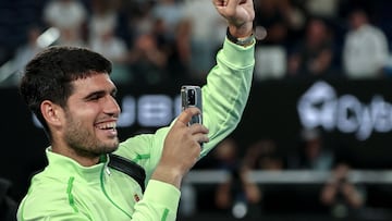 Carlos Alcaraz, al final de su partido contra Alex De Minaur en el Open de Australia.