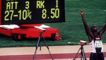 Carl Lewis, tras ganar su cuarto t&iacute;tulo ol&iacute;mpico consecutivo en la longitud de Atlanta 1996. 
