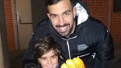 Fernando Pacheco le regal&oacute; sus guantes a un aficionado del Alav&eacute;s al finalizar el encuentro frente al Valencia.