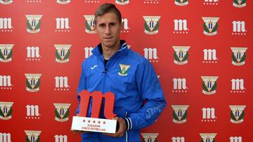 Szymanowski posa con el premio como mejor jugador de octubre del Leganés, votado por la afición pepinera.