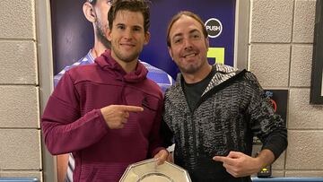 Dominic Thiem posa junto a su entrenador Nicol&aacute;s Mass&uacute; con el trofeo de subcampe&oacute;n de las Nitto ATP Finals de Londres.