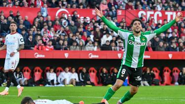 SEVILLA, 30/11/2025.- El centrocampista del Betis Pablo Fornals (d) celebra tras marcar el 0-1 durante el partido de LaLiga entre Sevilla FC y Real Betis celebrado este domingo en el Estadio Ramón Sánchez-Pizjuán de Sevilla. EFE/ Raúl Caro