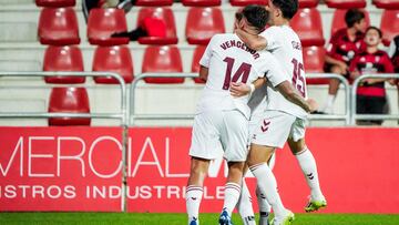 Abrazo de los jugadores armeros tras el gol de Vencedor