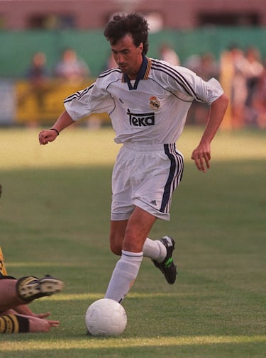 El canterano del Real Madrid únicamente lo portó durante la temporada 94/95. En los demás años de su etapa madridista lució el dorsal '16', '11', '8', '7' y '11'.