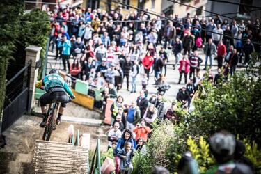 Iraitz Etxebarria y Andrea Farias, campeones del Bilbao Downhill