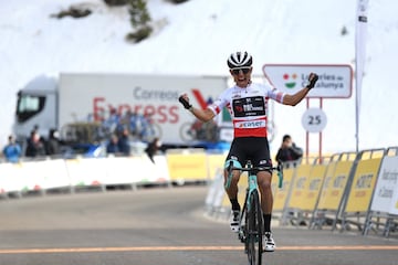 Esteban Chaves mandó en la etapa reina de la Volta a Catalunya y consiguió su primera victoria en 2021

