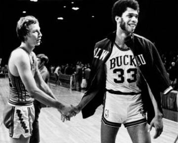 En su segunda temporada, los Bucks fueron campeones tras barrer a los Bullets en las finales. Alcindor fue MVP de la temporada, de la Final y máximo anotador de la Liga (31,7).