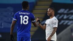 Sterling saluda a Amartey durante un partido contra el Leicester.