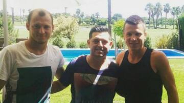 Zozulya y Konoplyanka, con un aficionado en Sevilla.