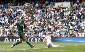 Real Madrid 0-1 Betis | Loren abrió el marcador. Recibió Guardado un buen balón al espacio de Lo Celso, centró perfectamente por delante de la defensa y el delantero remató a placer en el segundo palo para batir a Keylor.
