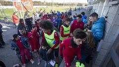 Los jugadores de Osasuna, acompa&ntilde;ados de los m&aacute;s peque&ntilde;os.