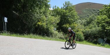 Ancares, aunque fue por la versión gallega, no estaba en La Vuelta desde 2014, con una lucha sin cuartel entre Contador (ganador) y Froome. “No tiene nada que ver por este otro lado, porque allí hay zonas duras… pero en esta vertiente hay una ‘pared’ de 5 km”, compara Óscar.