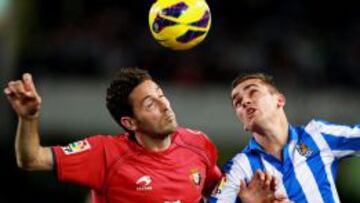 Dami&aacute; y Griezmann pujando por un bal&oacute;n.