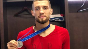 El centrocampista croata, Mateo Kovacic, dedicándole la medalla del Mundial a su amigo fallecido, Dino.