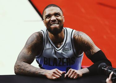 Base. 31 años. Estadísticas 2021-22: 24 puntos, 4,1 rebotes y 7,3 asistencias. Un mal año para Damian Lillard, que arrastraba unos problemas abdominales que no le dejaban jugar al 100% y que ya le minimizaron en los Juegos de Tokio, con el Team USA. Empezó el curso con unos porcentajes impropios de él y en unos Blazers que se hundieron totalmente en el Oeste. Finalmente, decidió parar y pasar por el quirófano en enero para concentrarse en regresar al 100%. Sus números, cuando jugó, no fueron malos, pero sus sensaciones y sus porcentajes no estuvieron a la altura de uno de los grandes talentos de la NBA. Uno que quiere volver al máximo nivel, seguramente ya la próxima temporada, para intentar de nuevo que sus Blazers lleguen lejos, la gran obsesión de su carrera profesional. 