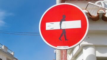 Tabla de surf señal tráfico sentido prohibido