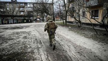 A Ukraine army soldier walks in the town of Schastia, near the eastern Ukraine city of Lugansk, on February 22, 2022, a day after Russia recognised east Ukraine&#039;s separatist republics and ordered the Russian army to send troops there as &quot;peaceke