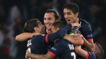 Los jugadores del PSG celebran uno de los goles de Ibrahimovic.