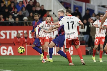 Pase de Lamine Yamal a Dani Olmo, llega antes que Daley Blind al balón y el defensa neeerlandés pisa al centrocampista azulgrana.