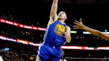 Klay Thompson lanza a canasta ante la oposición de Anthony Davis.