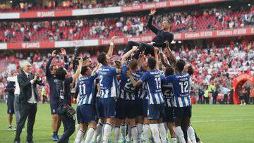 Jugadores del Oporto celebran el título de liga portuguesa tras ganar al Benfica.