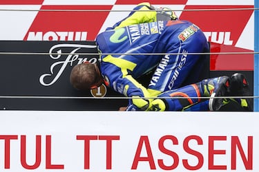 Valentino Rossi celebra la victoria en Assen. 