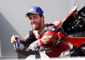 El piloto más veterano de la actual parrilla de MotoGP. Tras unos meses dedicados al motocross (una de su grandes pasiones), el italiano volvió a finales del 2021 al Mundial con el equipo satélite de Yamaha tras una pruebas fallidas con Aprilia. Fichó por el mismo equipo para 2022 y, aunque
los resultados no le acompañen, a partir del GP de Finlandia (10 de julio) se convertirá en el segundo piloto con más carreras de la historia de la categoría. A sus 36 años, Dovizioso ha sido parte de la parrilla de MotoGP por 15 temporadas, pasando por Honda, Ducati y Yamaha. Fue subcampeón del mundo tres temporadas consecutivas (2017-2019) y ha ganado 15 carreras.