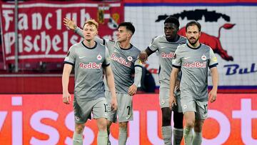 Salzburg (Austria), 16/02/2023.- Nicolas Capaldo (2-L) of Salzburg celebrates with teammates after scoring the 1-0 lead during the UEFA Europa League play-off, 1st leg match between RB Salzburg and AS Roma in Salzburg, Austria, 16 February 2023. (Salzburgo) EFE/EPA/Anna Szilagyi