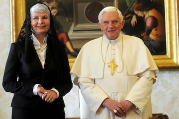 Benedicto XVI con Jadranka Kosor, antigua periodista y política croata, que asumió el cargo de Primera ministra de Croacia después de la dimisión de Ivo Sanader.