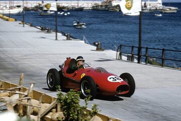 El piloto británico Mike Hawthorn obtuvo en 1958 el título de pilotos. Ésta fue la primera temporada en la que se disputó por primera vez de manera pararela al de pilotos el Campeonato Mundial de Constructores de Fórmula 1, que ganó la escudería británica Vanwall. En la imagen Mike Hawthorn durante el GP de Monaco el 18 de mayo de 1958 con su Ferrari.