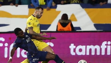 ANKARA, TURKIYE - OCTOBER 17: Osayi-Samuel (L) of Fenerbahce in action against Jese Rodriguez Ruiz (R) of MKE Ankaragucu during the Turkish Super Lig week 10 soccer match between MKE Ankaragucu and Fenerbahce at Eryaman Stadium on October 17, 2022 in Ankara, Turkiye. (Photo by Mehmet Ali Ozcan/Anadolu Agency via Getty Images)