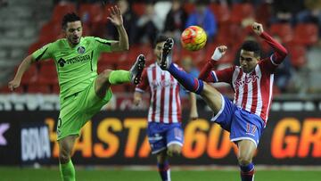 Mascarell y Sarabia disputando un balón durante un partido entre el Sporting y el Getafe.