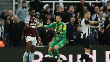 Soccer Football - Premier League - Newcastle United v Aston Villa - St James' Park, Newcastle, Britain - December 26, 2024 Aston Villa's Jhon Duran reacts before is shown a red card Action Images via Reuters/Lee Smith EDITORIAL USE ONLY. NO USE WITH UNAUTHORIZED AUDIO, VIDEO, DATA, FIXTURE LISTS, CLUB/LEAGUE LOGOS OR 'LIVE' SERVICES. ONLINE IN-MATCH USE LIMITED TO 120 IMAGES, NO VIDEO EMULATION. NO USE IN BETTING, GAMES OR SINGLE CLUB/LEAGUE/PLAYER PUBLICATIONS. PLEASE CONTACT YOUR ACCOUNT REPRESENTATIVE FOR FURTHER DETAILS..