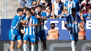 CORNELLÀ DE LLOBREGAT (BARCELONA), 14/09/2024.- El delantero del Espanyol Javi Puado (4i) celebra con sus compañeros tras marcar el 2-1 durante el encuentro de LaLiga entre el RCD Espanyol y el Deportivo Alavés, este sábado en el RCDE Stadium de Cornellà de Llobregat (Barcelona). EFE/ Marta Pérez