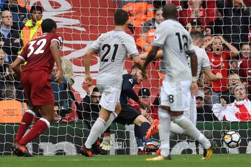 David De Gea saves from Matip.