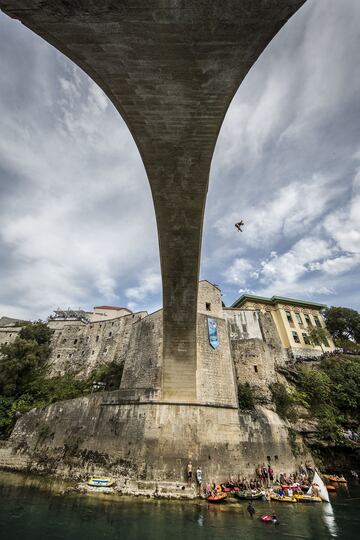 Kris Kolanus, de Polonia, se lanza desde la plataforma de 27 metros en Stari Most durante el primer día de competición de la quinta parada del Red Bull Cliff Diving World Series.