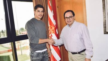 Javier Garc&iacute;a-Noblejas, durante el acto de la firma de su nuevo contrato.