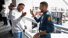 Neymar y Dani Alves se saludan en la concentraci&oacute;n de Brasil durante esta Copa Am&eacute;rica.