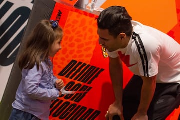 'El Tigre' firmó autógrafos a sus fans despertando emociones inexplicables.