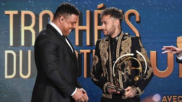 Ronaldo le entrega el premio de mejor jugador de la Ligue 1 a Neymar