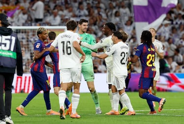 Jugadores del Real Madrid increpan a Lamine Yamal. 