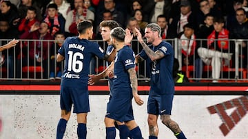 De Paul celebra con sus compañeros su gol ante el Almería.