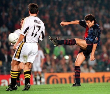 El futbolista fin谷s visti車 la camiseta del Barcelona desde 1999 hasta el 2001. Llev車 el '10' en la temporada 99/00.