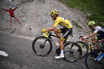 La jornada 19 del Tour no se pudo terminar por el mal estado de la carretera tras un desprendimiento de tierra. Egan lideraba la etapa, la cual finalmente no tuvo ganador. El colombiano es el nuevo líder. 