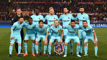 Soccer Football - Champions League Quarter Final Second Leg - AS Roma vs FC Barcelona - Stadio Olimpico, Rome, Italy - April 10, 2018 Barcelona players pose for a team group photo before the match REUTERS/Tony Gentile