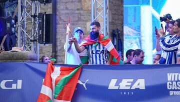 Los jugadores del Deportivo Alavés celebran su ascenso a Primera División en la Plaza de la Virgen Blanca, 19 de junio de 2023, en Vitoria-Gasteiz, Álava, País Vasco (España). El Deportivo Alavés logró el sábado 17 de junio el ascenso a la Primera División tras vencer por 0-1 al Levante UD en la vuelta de la final de la LaLiga SmartBank, con un gol marcado de penalti por Asier Villalibre en el tiempo añadido de la prórroga, a raíz de una mano de Rober Pier.
19 JUNIO 2023;CELEBRACIÓN;DEPORTE;FÚTBOL;FUTBOLISTAS;AFICIÓN;FOROFOS;;PIXELADA
Iñaki Berasaluce / Europa Press
19/06/2023